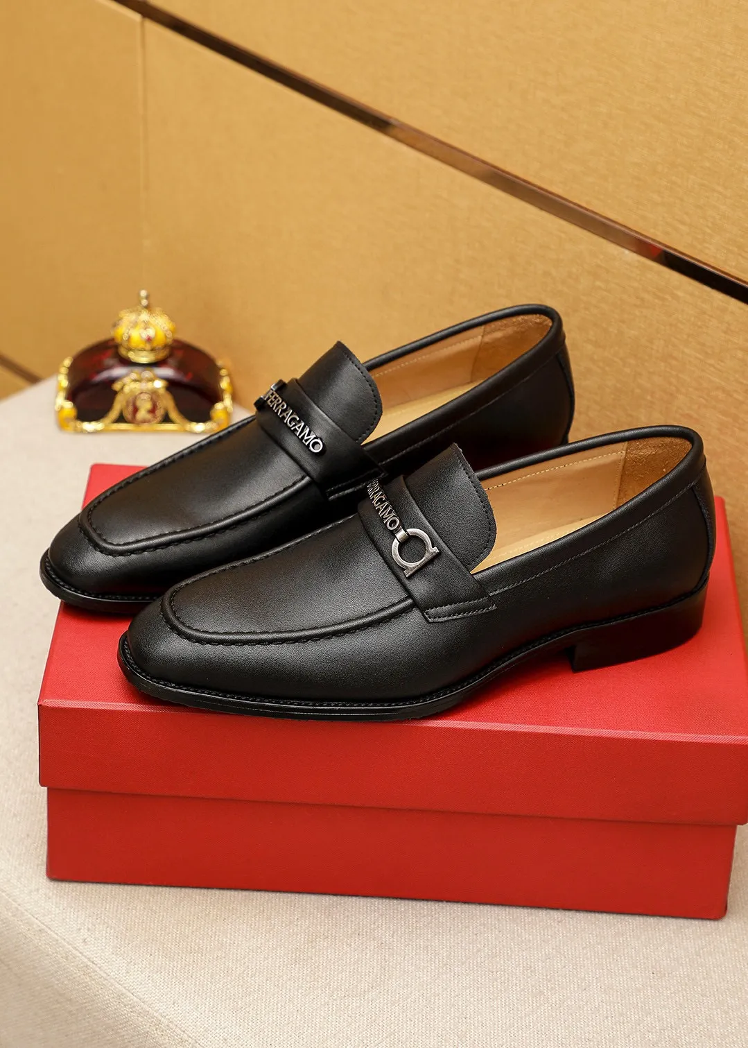 Men's shoes 💰460 💐 Product trademark: Ferragamo "Ferragamo" casual leather shoes Regular size: 38-44 (45.46🉑️customized) Product materials: Selected imported first-layer calfskin upper + luxury hardware buckle, imported water-dyed cowhide leather lining. Strong three-dimensional visual effect, original outsole color: 2⃣️seed leather materials optional
